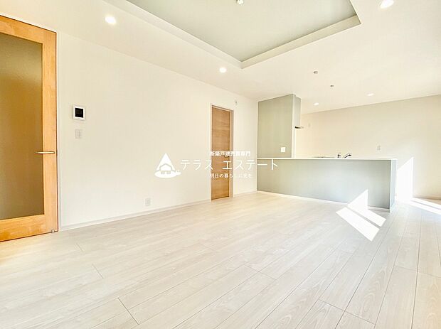 【リビング】白を基調としたシンプルなリビング空間です。お気に入りの家具を置いたり、お部屋作りが楽しめそうですね。※施工例
