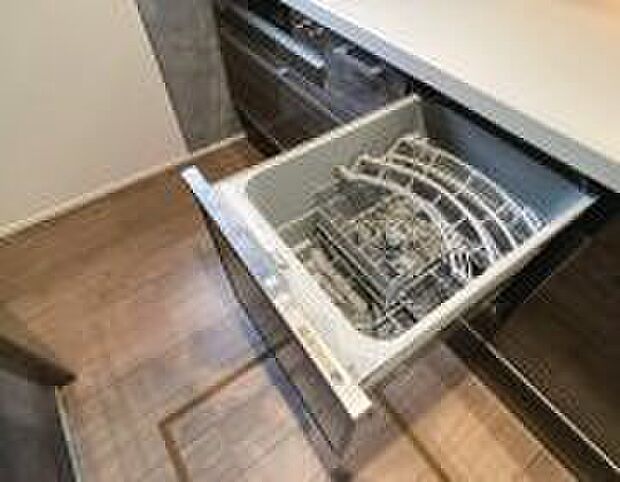 【食器洗い乾燥機】食事後の後片付けを格段に楽にしてくれる食器洗い乾燥機。共働きで時間がないご夫婦も嬉しい仕様です。(※写真は同仕様の別物件です)