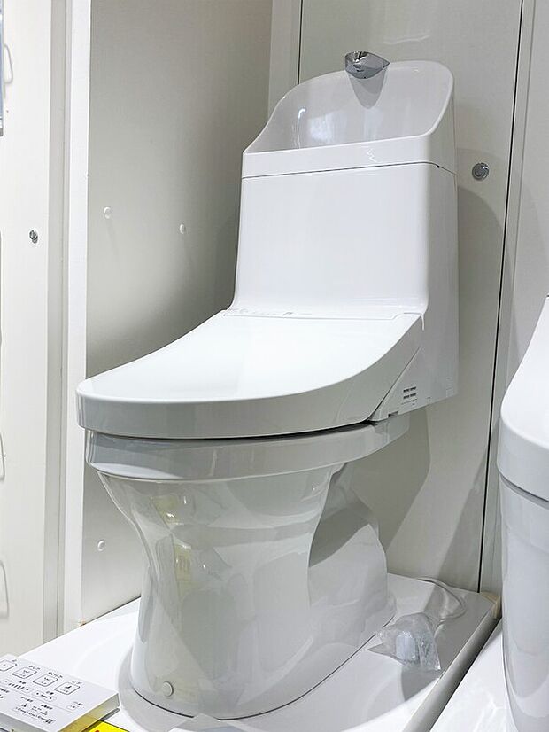 【トイレ】汚れが隠れる場所がない!TOTO独自の新技術「スゴフチ」
お掃除のしやすさを極めたフチ形状「スゴフチ」は汚れがかくれる場所がありません。
汚れてもサッとひとふきで、清潔キープ♪