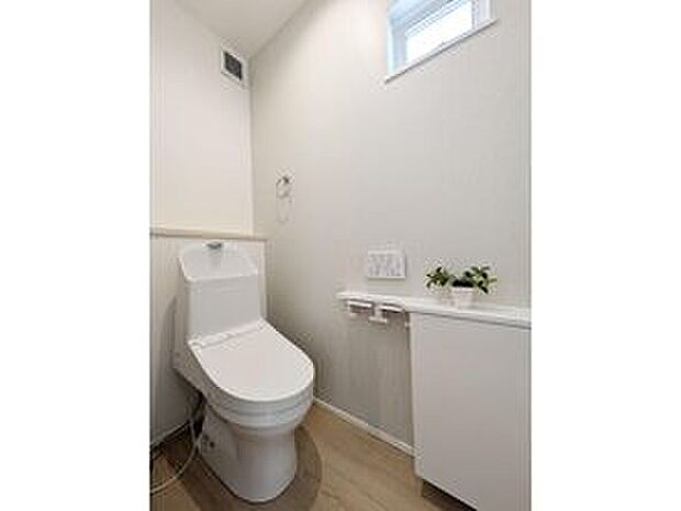 【トイレ】TOTOのウォシュレット一体型便器「ZJ2」は、手洗い付きで使いやすさ抜群!
コンパクト設計だから掃除もラクラク、いつでも清潔に使えます♪