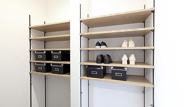 【【同仕様:シューズクローク】】扉付きのシューズクロークを備えており、ベビーカーやお子様の自転車、ゴルフバッグ、アウトドア用品などもすっきり収納可能。
来客時にも中が見えず、玄関を美しく保てるのが魅力!