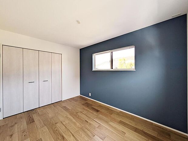 【【同仕様:寝室クローゼット】】扉付きクローゼットで衣類や小物をすっきり収納。落ち着いた色合いのアクセント壁が、くつろぎの空間を演出します。