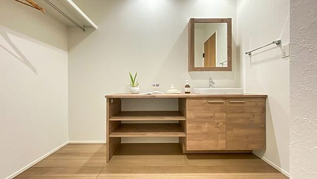 【洗面台】木目調のキャビネットタイプは、側面や棚板まで木目で統一されていて、まるで家具のような一体感があります。
広めのカウンターは、入浴後の着替えを置いたりするのに十分なスペースがあります!(※写真は同仕様の別物件です)