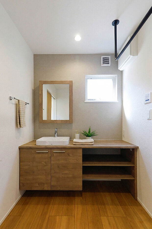 【『こだわりの洗面台』】造作のようなデザイン性とメーカー製品ならではの機能性を両立させた人気のオシャレな洗面化粧台!タオル置き場や収納も確保し、スッキリとした洗面脱衣所になります♪
※イメージです