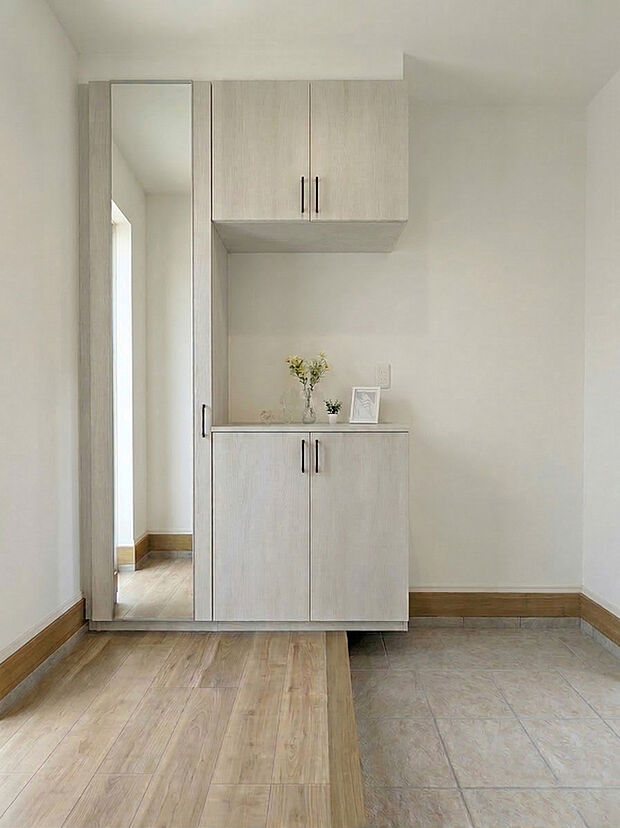 【『ミラー付きのシューズボックス』】ご家族分の靴をしっかり収納できる靴箱!お出かけ前には姿見鏡で全身をチェック♪
実は、傘立てを置く場所も確保しております!ここ要チェックポイントです
※イメージです