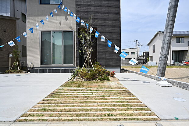 玄関前の緑地スペースには緑化ブロックを敷き詰め、時にはお庭、時にはカーポートスペースとして利用可能です。