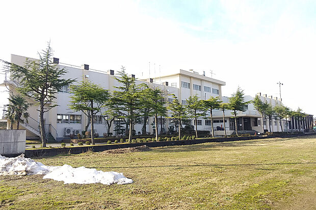 三条市立須頃小学校（約1,500m）