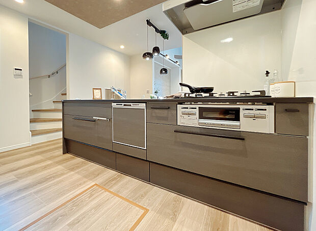 【【トラストステージプラン例／キッチン】】機能的な床下収納と対面式キッチンで居心地の良い住空間
※ 写真にはオプションも含まれます。