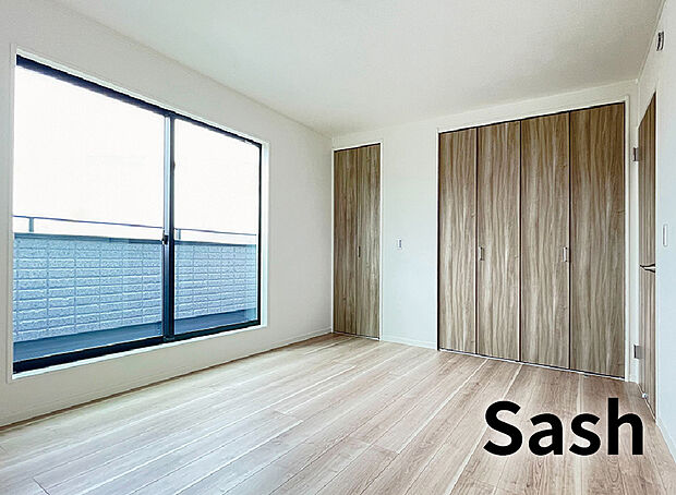 【【サッシ】】アルミと樹脂の複合サッシ!フレームをスリム化しガラス面積最大化!
特殊金属膜と中空層のダブル効果で夏は涼しく冬は暖かい、快適な暮らしが実現する断熱性の高いサッシです。