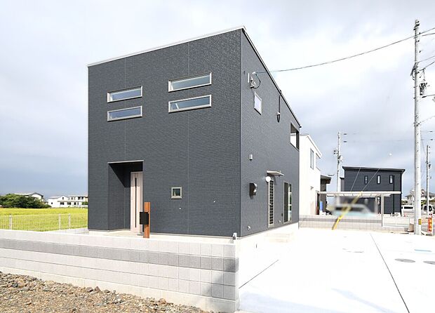 家族が集まるリビングは広々20帖!キッチンからもリビングが見渡せるため、どこに居ても家族を感じ、会話もはずみますね。
撮影月:2025年9月