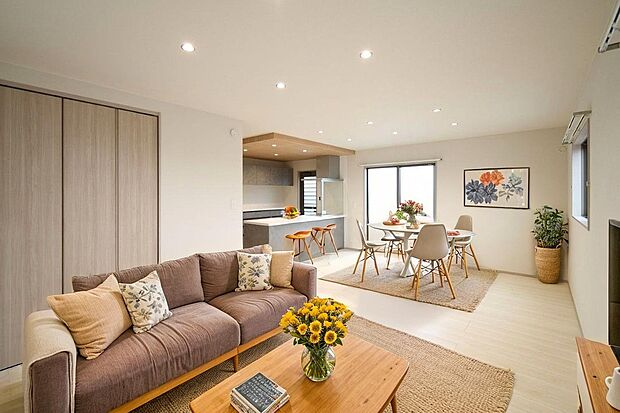 家族が集まるリビングは広々20帖!キッチンからもリビングが見渡せるため、どこに居ても家族を感じ、会話もはずみますね。