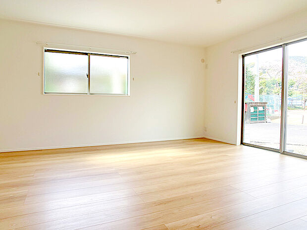 家族が集まる明るいリビング！お子様のお勉強をダイニングで済ませるようにすると家事をしながらお子様の頑張りを見守れます♪ ※施工事例です。実物とは異なります。詳しくはお問い合わせください。