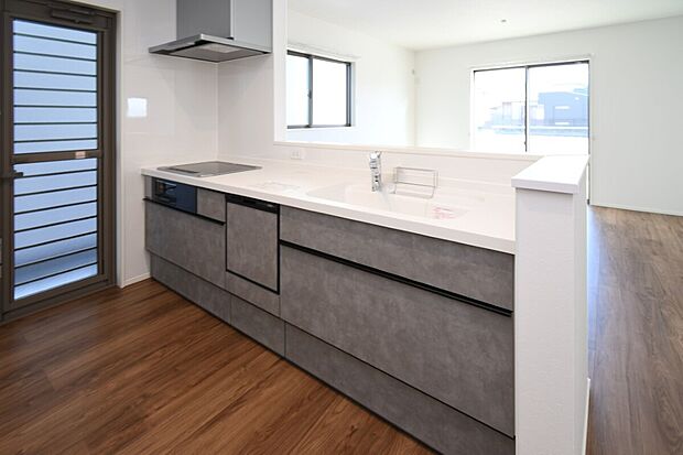 対面式キッチンは家事をしながら家族を見守り、コミュニケーションの取れる人気のスタイル。食洗器付きで洗い物の時間を削減でき、家事の負担を軽減してくれるキッチンです。※施工事例です。実物とは異なります。詳