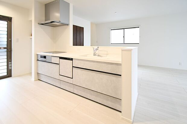 対面式キッチンは家事をしながら家族を見守り、コミュニケーションの取れる人気のスタイル。食洗器付きで洗い物の時間を削減でき、家事の負担を軽減してくれるキッチンです。※10号棟