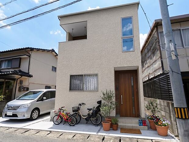 2台駐車できるゆとりのカースペース。間取りは3LDKと、プライベートスペースをしっかり確保しつつ、楽しい家族団らんもできる住まいです♪ ※画像はイメージです。