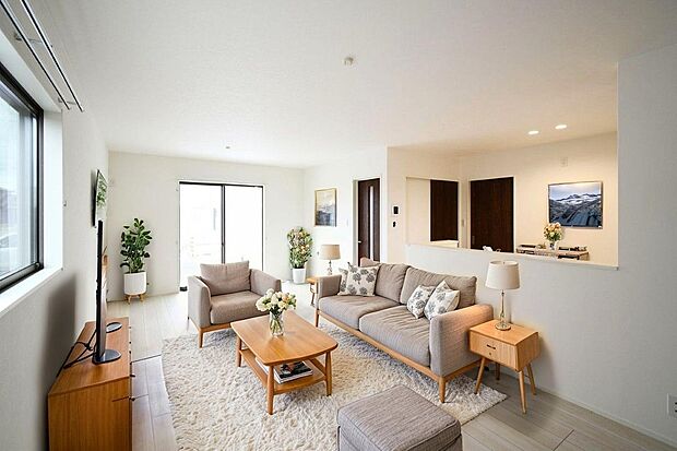 【リビング】家族が集まるリビングは広々19.3帖!キッチンからもリビングが見渡せるため、どこに居ても家族を感じ、会話もはずみますね。 「CGにて家具を配置しています」