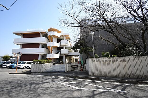 藍住南小学校(約900m)