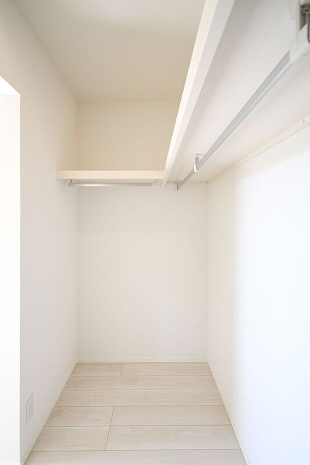 【クローゼット】壁一面にハンガーパイプと上棚を設置。大容量収納力!春夏秋冬、季節ごとのお洋服を全てまとめてしまっておけるので、季節の変わり目にタンスの入れ替えを行う衣替えが不要になります♪※施工事例です。