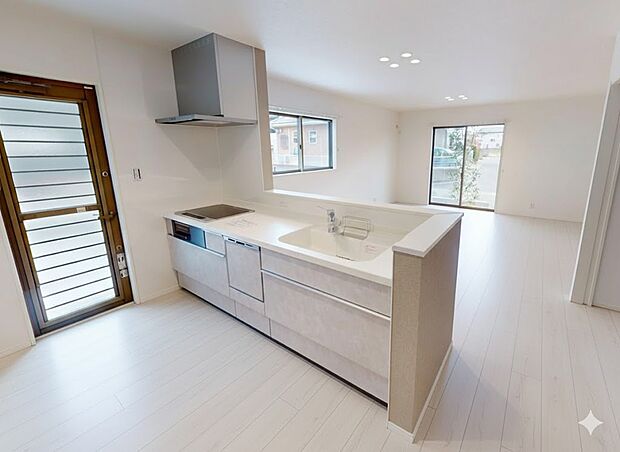 【キッチン】対面式キッチンは家事をしながら家族を見守り、コミュニケーションの取れる人気のスタイル。食洗器付きで洗い物の時間を削減でき、家事の負担を軽減してくれるキッチンです。　※4号棟