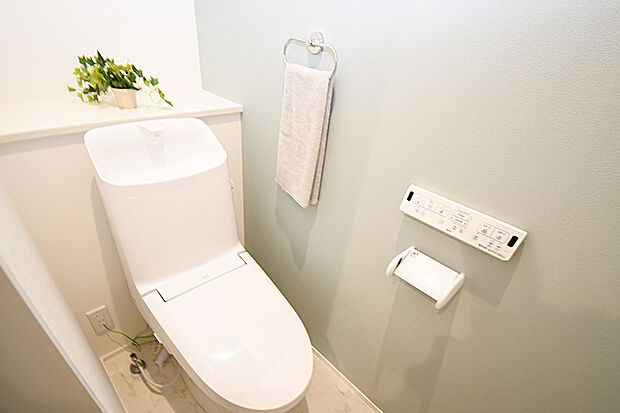 【節水・温水洗浄便座】温水洗浄便座トイレ。新素材により、気になる便座もサッとひとふきでキレイになります。　※4号棟