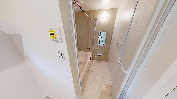 【浴室】1日の疲れをほぐす、とっておきのリラクゼーションタイムを楽しむバスルーム。 美しく、機能的なデザインを採用、清潔感あふれる心地よい空間づくりにこだわりました。　※4号棟