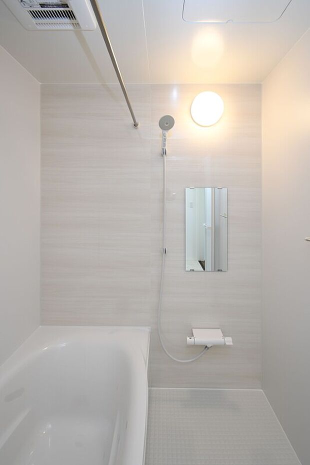 【浴室】1日の疲れをほぐす、とっておきのリラクゼーションタイムを楽しむバスルーム。 美しく、機能的なデザインを採用、清潔感あふれる心地よい空間づくりにこだわりました。※施工事例です。実物とは異なります。