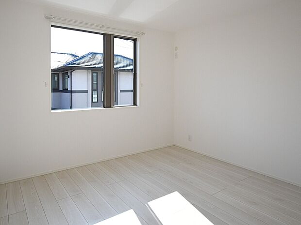 【主寝室】主寝室は広々していて安らげる空間に。大きな窓から光が差し込み、朝の目覚めも良さそう♪※施工事例です。