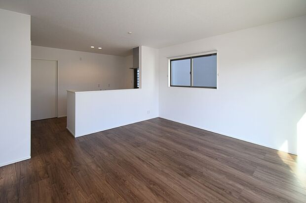 【リビング】家族が集まる明るいリビング！お子様のお勉強をダイニングで済ませるようにすると家事をしながらお子様の頑張りを見守れます♪ ※施工事例です。実物とは異なります。詳しくはお問い合わせください。