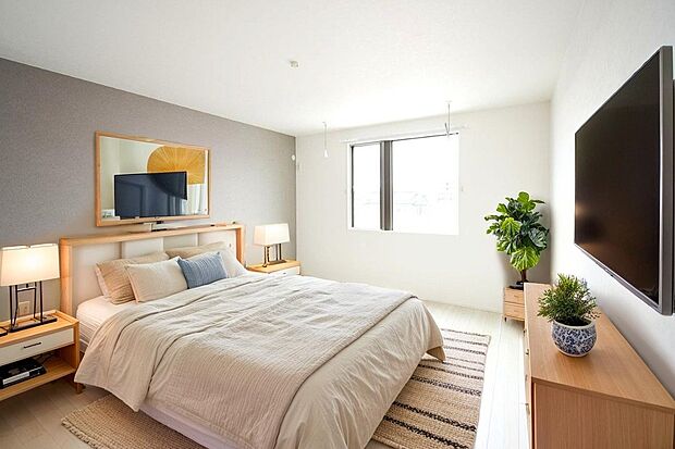 【主寝室】主寝室は広々していて安らげる空間に。大きな窓から光が差し込み、朝の目覚めも良さそう♪。※施工事例です。実物とは異なります。詳しくはお問い合わせください。「※CGにて家具を配置しています」