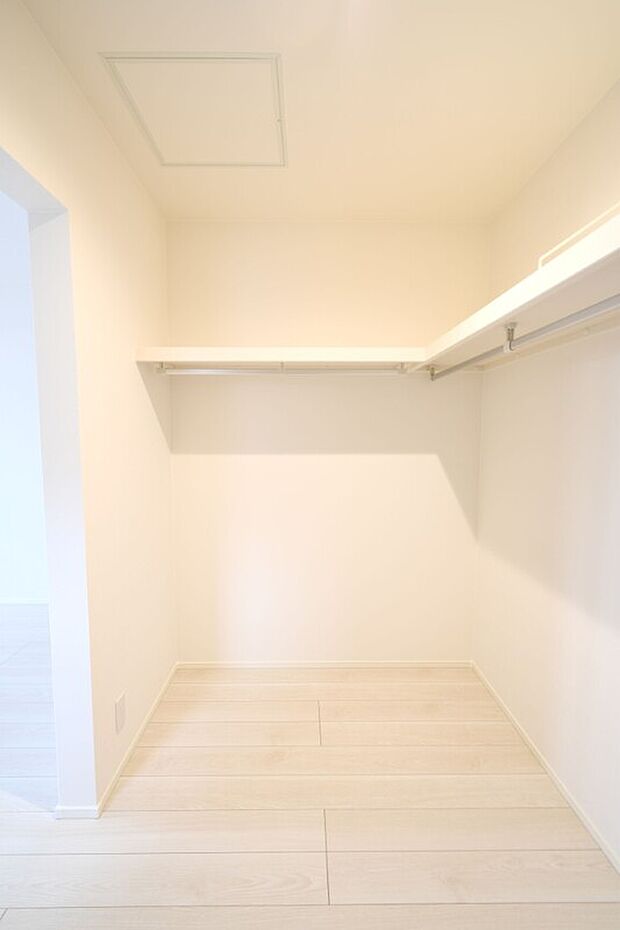 【ウォークインクローゼット】壁一面にハンガーパイプと上棚を設置。大容量収納力!春夏秋冬、季節ごとのお洋服を全てまとめてしまっておけるので、季節の変わり目にタンスの入れ替えを行う衣替えが不要になります♪※施工事例です。