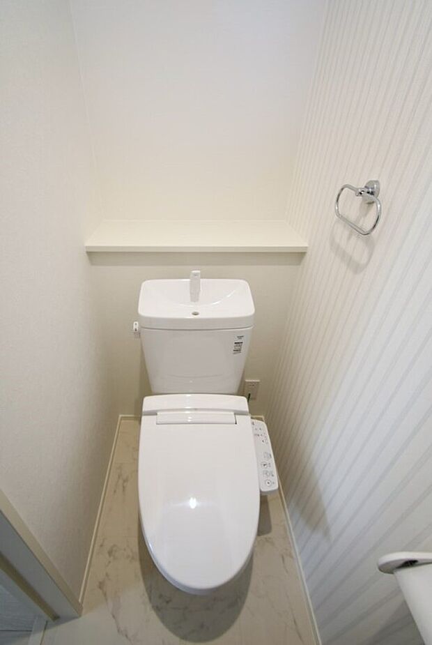 【節水・温水洗浄便座】 温水洗浄便座トイレ。新素材により、気になる便座もサッとひとふきでキレイになります。※施工事例です。実物とは異なります。詳しくはお問い合わせください。