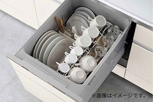 【食洗機】フライパンなどの大きな調理器具もしっかり入る食洗器。スペースを取らないので、キッチンを広くすっきりとお使いいただけます。毎日のめんどうな食後の洗い物から解放されゆとりの時間ができます。※画像はイメージです。
