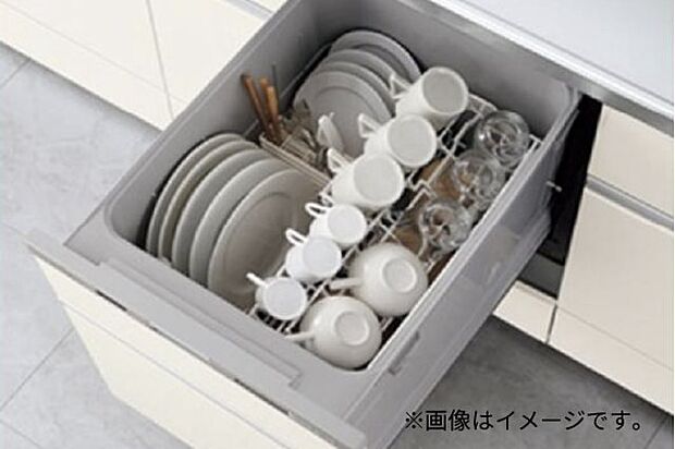 【食洗器】フライパンなどの大きな調理器具もしっかり入る食洗器。スペースを取らないので、キッチンを広くすっきりとお使いいただけます。毎日のめんどうな食後の洗い物から解放されゆとりの時間ができます。