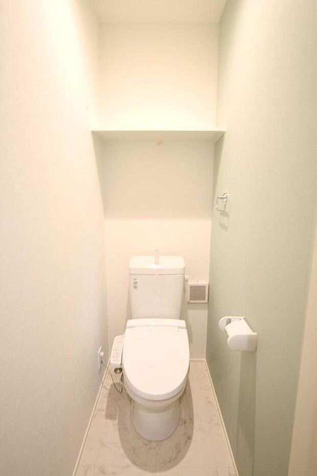 【トイレ】2階にもトイレを設置！新素材により、気になる便座もサッとひとふきでキレイになります。※施工事例です。
