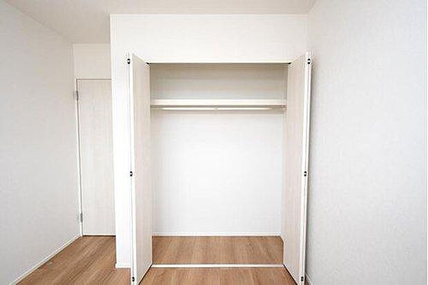 【収納】壁一面にハンガーパイプと上棚を設置。大容量収納力！春夏秋冬、季節ごとのお洋服を全てまとめてしまっておけるので、季節の変わり目にタンスの入れ替えを行う衣替えが不要になります♪　 ※施工事例です。 　　