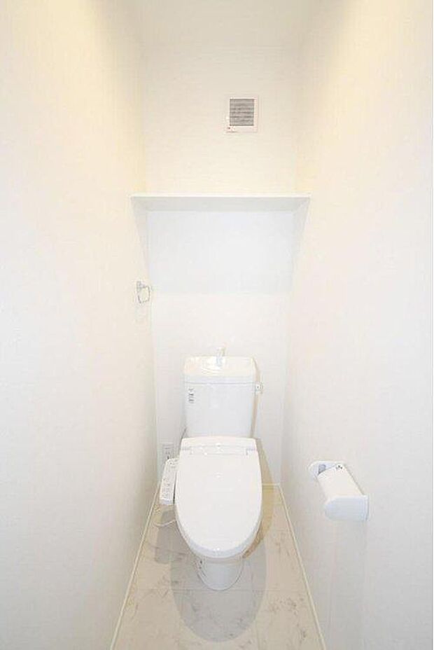 【トイレ】2階にもトイレを設置！夜間に１Fへ降りることもないのでお子様でも安心できます♪ ※施工事例です。実物とは異なります。詳しくはお問い合わせください。