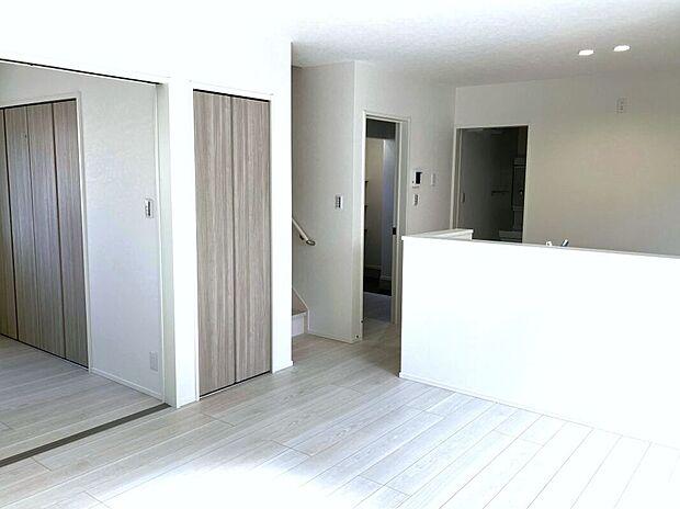 家族が集まるリビングは広々14.2帖!キッチンからもリビングが見渡せるため、どこに居ても家族を感じ、会話もはずみますね。