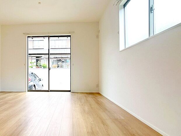 家族が集まるリビングは広々19.2帖！キッチンからもリビングが見渡せるため、どこに居ても家族を感じ、会話もはずみますね。※施工事例です。実物とは異なります。