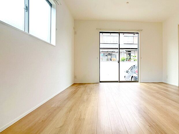 家族が集まるリビングは広々19.2帖!キッチンからもリビングが見渡せるため、どこに居ても家族を感じ、会話もはずみますね。※施工事例です。実物とは異なります。