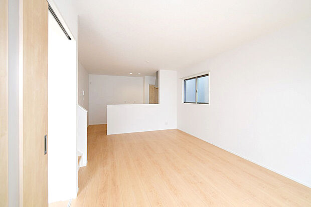 家族が集まるリビングは広々16.7帖！キッチンからもリビングが見渡せるため、どこに居ても家族を感じ、会話もはずみますね。※施工事例です。実物とは異なります。