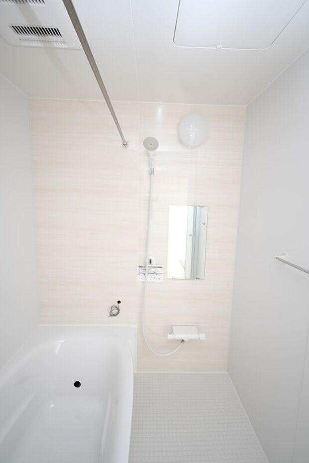 【浴室】1日の疲れをほぐす、とっておきのリラクゼーションタイムを楽しむバスルーム。
美しく、機能的なデザインを採用、清潔感あふれる心地よい空間づくりにこだわりました。※施工事例です。実物とは異なります。