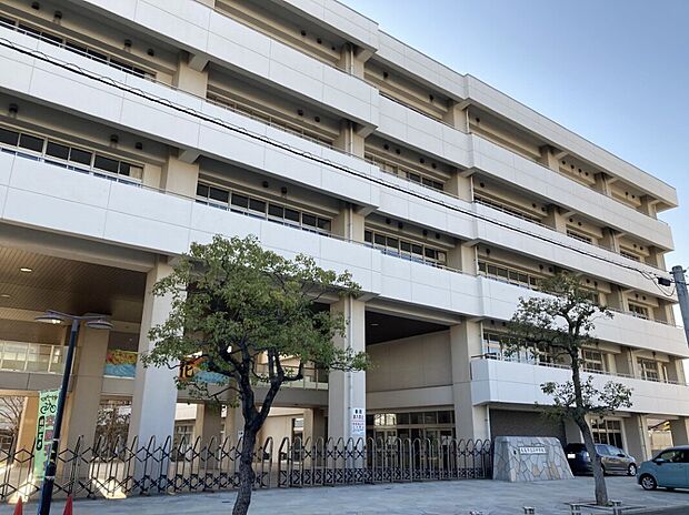 丸亀市立西中学校(約450m)