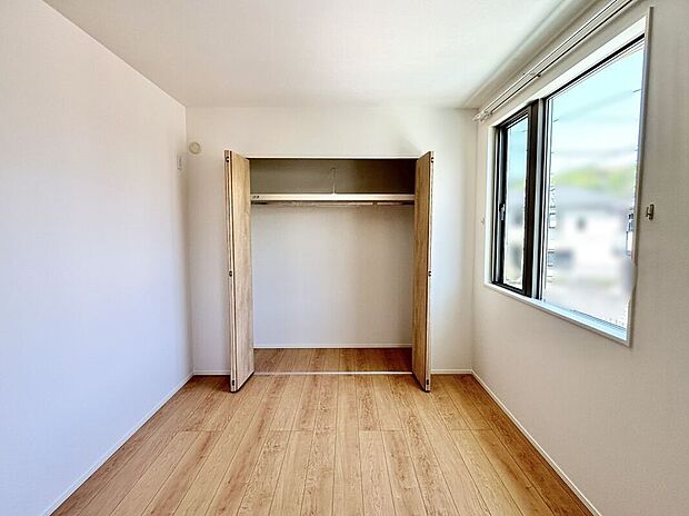 【主寝室】主寝室は広々していて安らげる空間に。バルコニーにすぐアクセスできるため、お洗濯物の片付けもらくらく♪施工事例です。実物とは異なります。