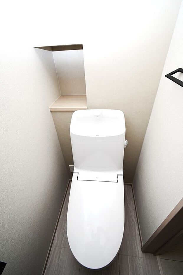 【トイレ】温水洗浄便座トイレ。新素材により、気になる便座もサッとひとふきでキレイになります。施工事例です。実物とは異なります。