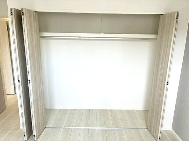 【収納】寝室クローゼットは収納力大!扉を横に寄せれば全開きに。寝室がすっきり片付き、毎日の準備も時短に。奥の物まで取り出しやすく便利です♪