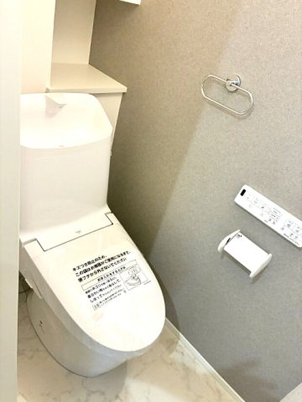 【トイレ】1階 温水洗浄便座トイレ。新素材により、気になる便座もサッとひとふきでキレイになります。※施工事例です。実物とは異なります。