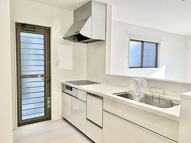 調理スペースもしっかり確保したキッチン。食洗機付きで家事の負担を軽減できます♪