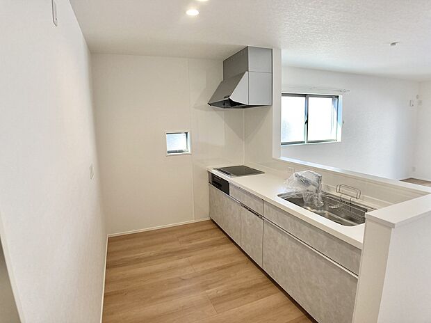 食洗機標準搭載で家事の負担を軽減してくれます。カウンタートップは人造大理石で細かい傷も目立ちにくい！※施工事例です。実際とは異なります