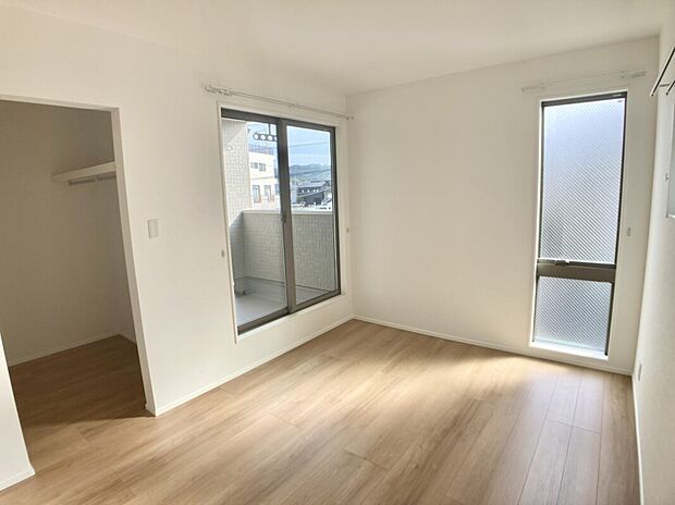 主寝室は明るく安らげる空間に。バルコニーにすぐアクセスできるため、お洗濯物の片付けもらくらく♪※施工事例です。実際とは異なります。