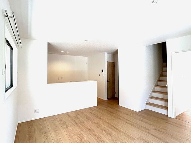 (14号棟)家族が集まるリビングは広々15.2帖!リビング階段は、家族の帰りなど確認できるのがうれしいポイント♪※施工事例です。実際とは異なります。